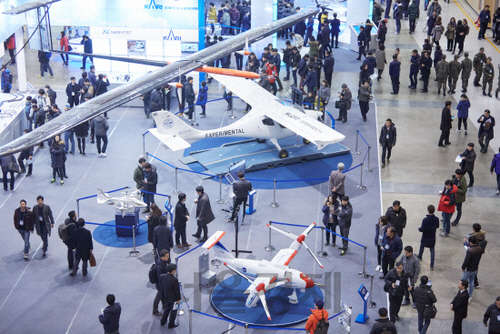 드론 관련 국내외 전문가들과 최첨단 기술 및 기종이 총 집결한 아시아 최대 드론축제 '2016 드론쇼 코리아'가 3일간의 일정을 마치고 지난달 30일 막을 내렸다. 산업통상자원부와 부산시가 주최하고 벡스코와 한국무인기시스템협회 주관으로 1월 28일부터 30일까지 개최된 이번 전시회는 국내외 드론 관련 56개 업체가 222개 부스 규모로 참가해 경비행기급 군사용 무인기에서 민수용, 완구·레저용에 이르기까지 150여 종의 최신 드론과 기술을 선보였다. 벡스코 제공